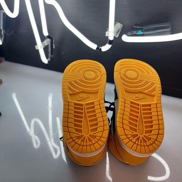 Air Jordan 1 “Taxi” - Picture 6 of 11